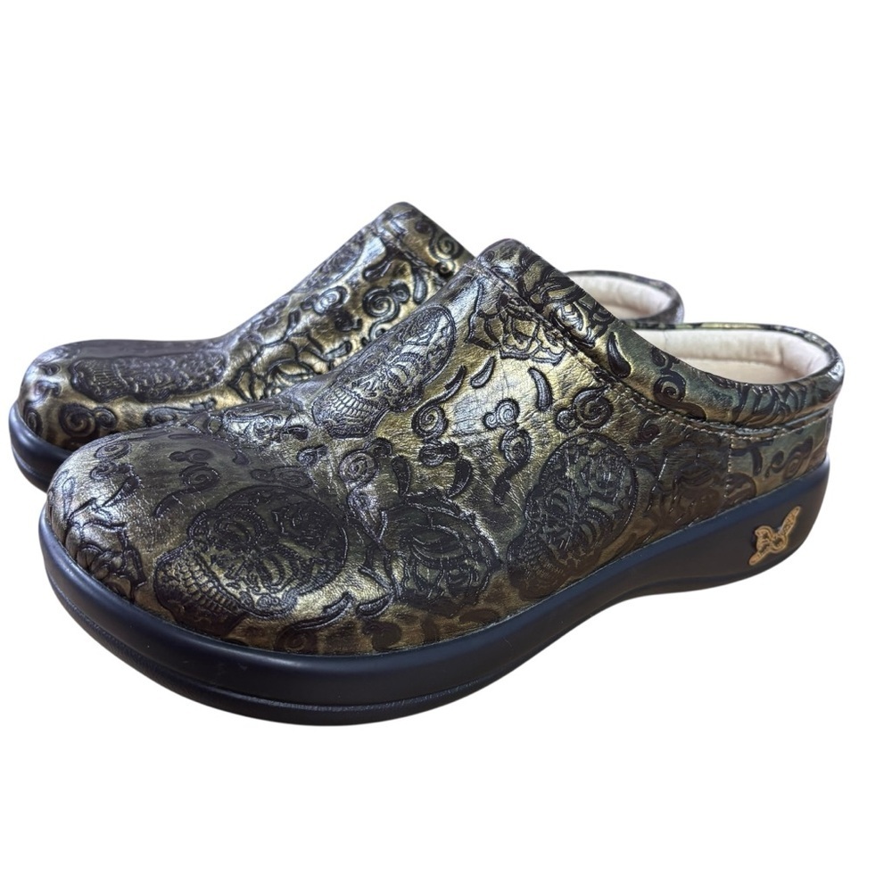 Alegria Kayla Leather Embossed Gold/Black Skulls Roses Clogs – EU 35 (US 5–5.5)